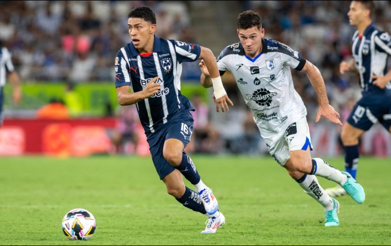 El medio ofensivo colombiano Johan Rojas (izquierda) anotó su primer gol en México. EFE/M. Sierra