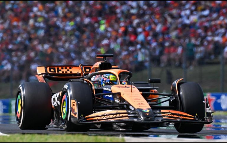 En cuanto al piloto mexicano, Sergio “Checo” Pérez, alcanzó a superar lugares hasta culminar la carrera de 70 giros en el séptimo lugar.  EFE/Z. CZEGLEDI