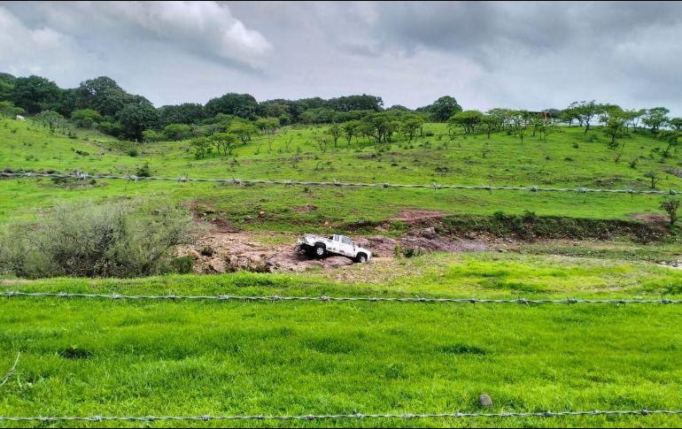 La Unidad Estatal de Protección Civil y Bomberos del Estado confirmó hoy que tres personas murieron luego de que el vehículo en el que viajaban fuera arrastrado por una corriente en el municipio de Etzatlán. CORTESÍA