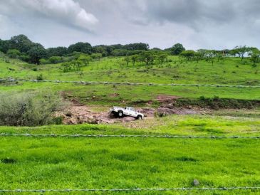 La Unidad Estatal de Protección Civil y Bomberos del Estado confirmó hoy que tres personas murieron luego de que el vehículo en el que viajaban fuera arrastrado por una corriente en el municipio de Etzatlán. CORTESÍA