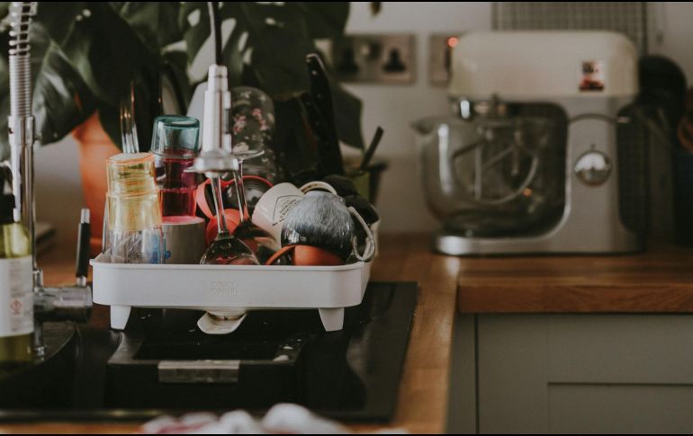 La limpieza de utensilios de cocina es esencial para mantener la higiene y prevenir enfermedades. Unsplash.