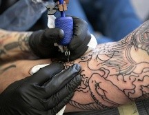 La tinta utilizada en los tatuajes contiene diversas sustancias químicas, algunas clasificadas como cancerígenas. ESPECIAL/ Foto de benjamin lehman en Unsplash