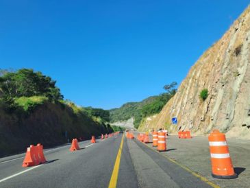 El camino a Puerto Vallarta sigue siendo peligroso, no únicamente por la autopista y sus nuevos tramos, sino también la vía libre y la combinación de rutas de peaje y sin cuotas. EL INFORMADOR / O. Álvarez