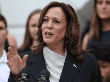 Kamala Harris elogió la "honestidad" e "integridad" de Biden, así como su "profundo amor" por EU. EFE / T. Shen