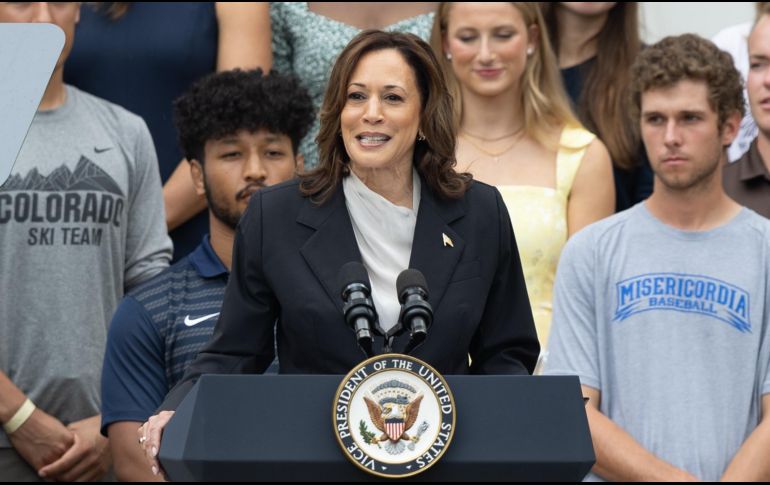 La vicepresidenta de Estados Unidos, Kamala Harris, habla durante un evento para celebrar a los equipos campeones de la Asociación Nacional de Atletismo Universitario 2023-2024. Xinhua/Hu Yousong