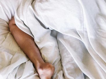 Interrupciones en el sueño, un ritmo cardiaco alto y apnea son riesgos de beber antes de dormir. UNSPLASH/DANNY G