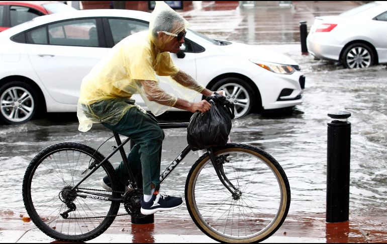 La zona de baja presión con probabilidad para desarrollo ciclónico, asociada a la onda tropical No. 12, originará lluvias puntuales muy fuertes con posible caída de granizo en Jalisco. EL INFORMADOR / ARCHIVO