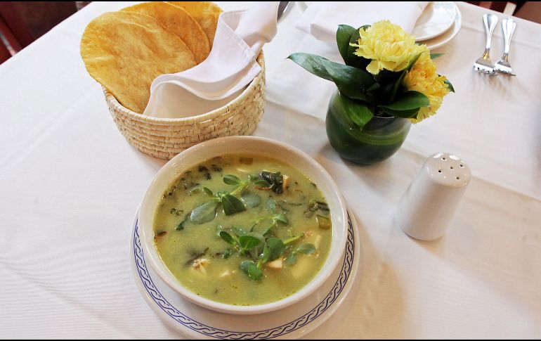 Especialistas del IMSS invitaron a la población a disfrutar la comida y cuidar las cantidades, respetar horarios regulares de desayuno, comida, cena y evitar comer de más. SUN / ARCHIVO