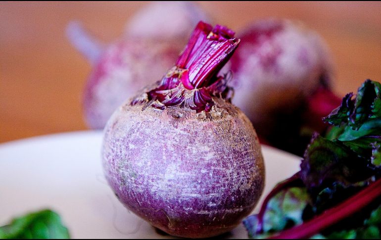 El betabel es un excelente ingrediente para preparate una mascarilla que ayude con la aparición de arrugas. ESPECIAL / Unsplash Natalia Fogarty