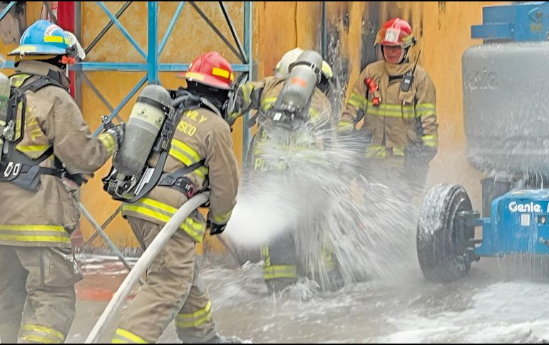 Elementos de Protección Civil y Bomberos de Jalisco lograron controlar la explosión. Al cierre de la edición, seguían los trabajos de remoción y enfriamiento en la zona perjudicada. ESPECIAL