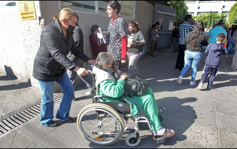 Un cuidador debe evitar que el adulto mayor dependa estrictamente de él para todo. Esa es la manera de mantenerlos activos. EL INFORMADOR / ARCHIVO