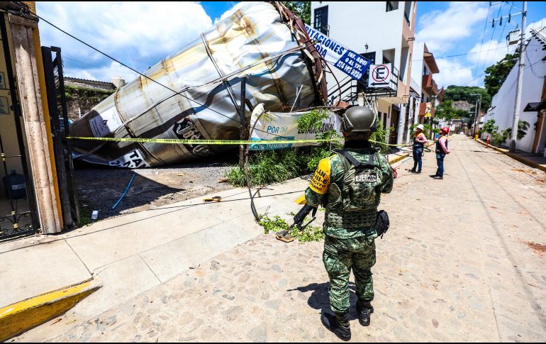 La víctima, informó la Unidad Estatal de Protección Civil y Bomberos del Estado (UEPCBJ), se encontraba dentro de una fosa de retención, en el área de contenedores. EL INFORMADOR / A. NAVARRO