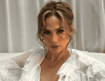 la intérprete de “On the Floor” subió una postal con la leyenda “Esta soy yo”, donde se le puede ver en un bañador completo Instagram/@jlo