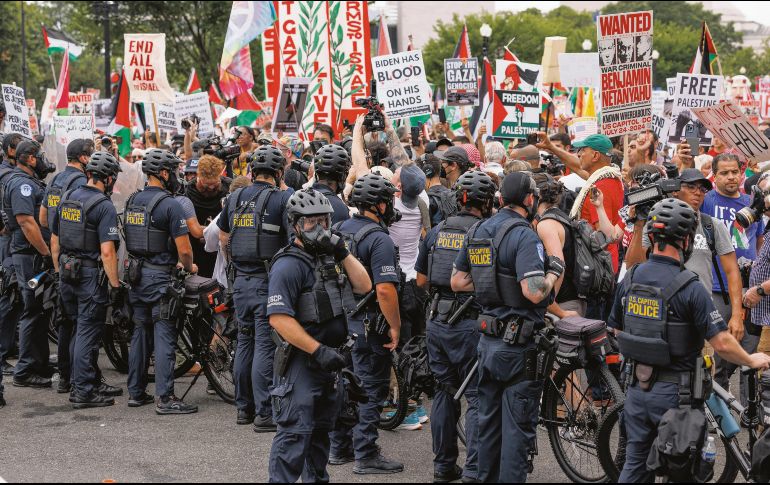 Miles tomaron las calles en las que pasó el ministro israelí para protestar por la guerra. EFE