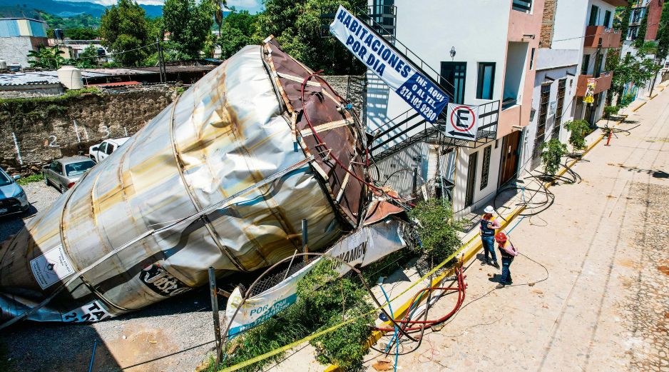 Tras el accidente del martes, se está recuperando el Centro Histórico de Tequila y 200 personas ya regresaron a sus casas y comercios. En la imagen, el tanque que voló por la explosión. EL INFORMADOR/ A. Navarro