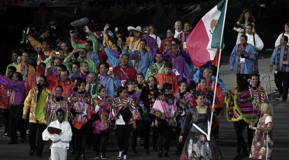 Delegación olímpica de México en el desfile de Londres 2012. Durante el evento los atletas suelen vestir diseños alusivos a la cultura de su país. NOTIMEX/Archivo