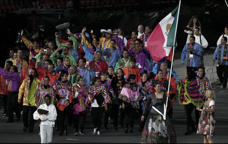 Delegación olímpica de México en el desfile de Londres 2012. Durante el evento los atletas suelen vestir diseños alusivos a la cultura de su país. NOTIMEX/Archivo