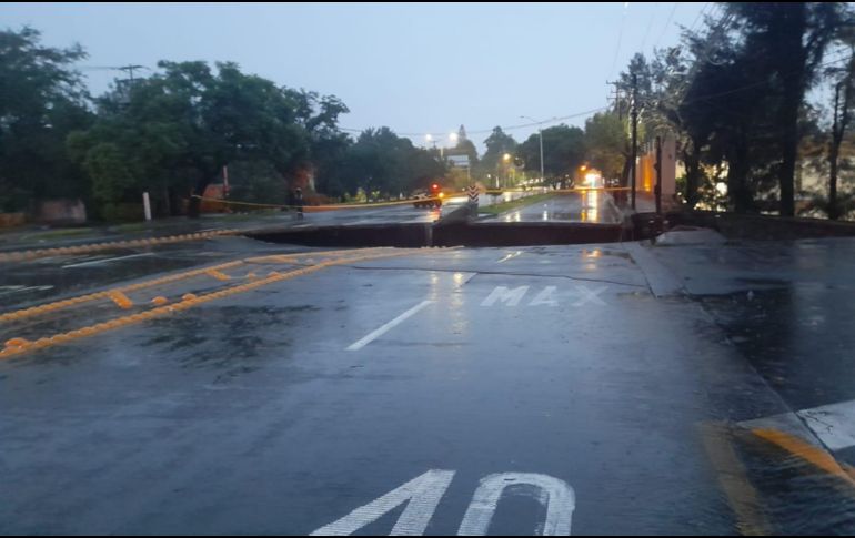 La mañana de este jueves, un socavón de alrededor de 10 metros sorprendió a la ciudad al formarse en ambos carriles de la avenida López Mateos. ESPECIAL  / PC Jalisco