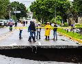 El socavón está ocasionando colpaso vehicular en el sur de Guadalajara. EL INFORMADOR/ A. Navarro