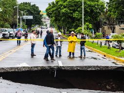 El socavón está ocasionando colpaso vehicular en el sur de Guadalajara. EL INFORMADOR/ A. Navarro