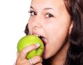 Los alimentos fibrosos como la manzana pueden ayudar a tu salud bucal. ESPECIAL / Imagen de PublicDomainPictures en Pixabay