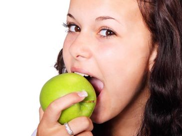 Los alimentos fibrosos como la manzana pueden ayudar a tu salud bucal. ESPECIAL / Imagen de PublicDomainPictures en Pixabay