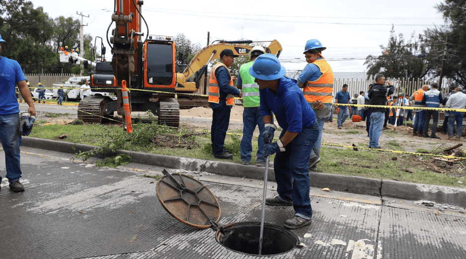 Por la mañana, el gobernador de Jalisco ya había informado que derivado del socavón se dañó el colector que está ubicado en este tramo, con una afectación, de forma preliminar, de 40 metros de esta tubería. EL INFORMADOR / A. Navarro