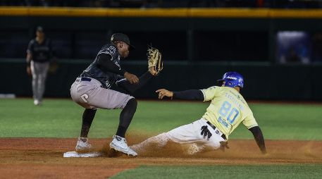 Ángelo Castellano se barre para llegar safe. El campocorto anotó una carrera y produjo otra en el juego de anoche. CORTESÍA/Charros de Jalisco