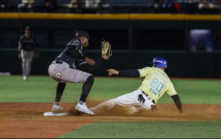 Ángelo Castellano se barre para llegar safe. El campocorto anotó una carrera y produjo otra en el juego de anoche. CORTESÍA/Charros de Jalisco