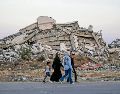 Refugiados escapan de las ruinas de una de las ciudades devastadas por los bombardeos de Israel. EFE