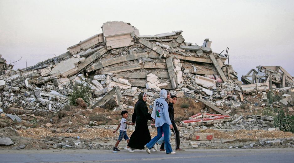 Refugiados escapan de las ruinas de una de las ciudades devastadas por los bombardeos de Israel. EFE