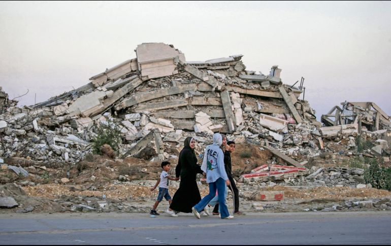 Refugiados escapan de las ruinas de una de las ciudades devastadas por los bombardeos de Israel. EFE