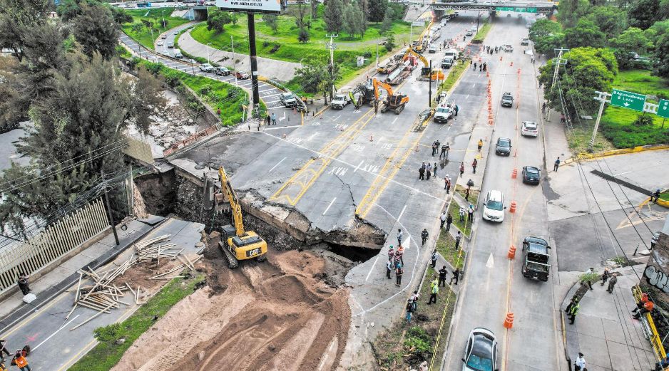 El hundimiento de López Mateos es de los más grandes registrados en la ciudad, afectando a una de las avenidas más importantes. EL INFORMADOR/ A. Navarro