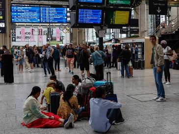 Pasajeros se han quedado varados debido a un ataque masivo a la red de trenes de Francia previo a la ceremonia de inauguración de los Juegos Olímpicos de París. EFE / EPA / MAST IRHAM