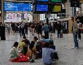 Pasajeros se han quedado varados debido a un ataque masivo a la red de trenes de Francia previo a la ceremonia de inauguración de los Juegos Olímpicos de París. EFE / EPA / MAST IRHAM