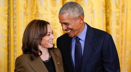 Los Obama compartieron una llamada con Kamala Harris en la que le mostraron su apoyo para contender por la Presidencia de los Estados Unidos. AP / ARCHIVO