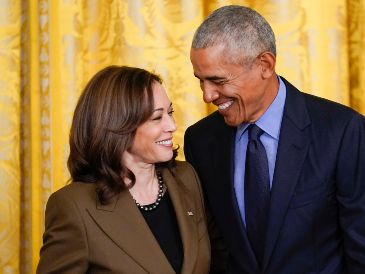 Los Obama compartieron una llamada con Kamala Harris en la que le mostraron su apoyo para contender por la Presidencia de los Estados Unidos. AP / ARCHIVO