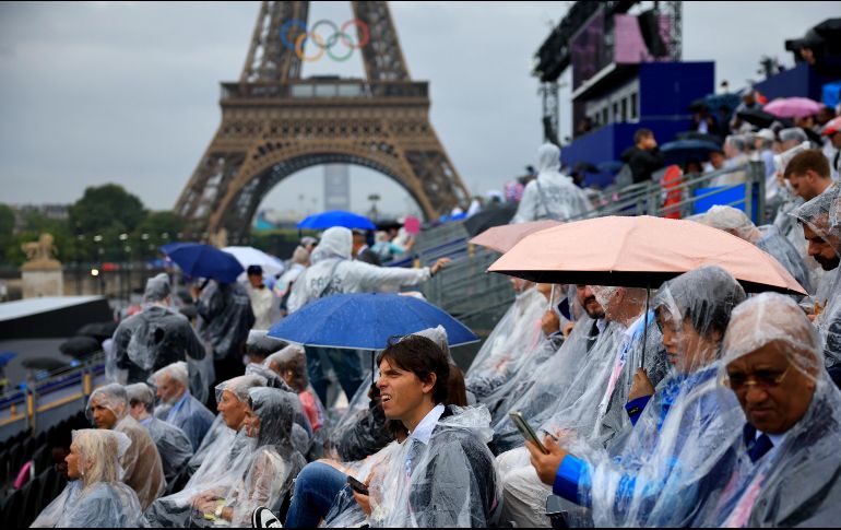 Fueron 20 minutos de una lluvia que hizo mover a todos los presentes, ya que no existe algún techo que proteja. EFE / M. Divisek