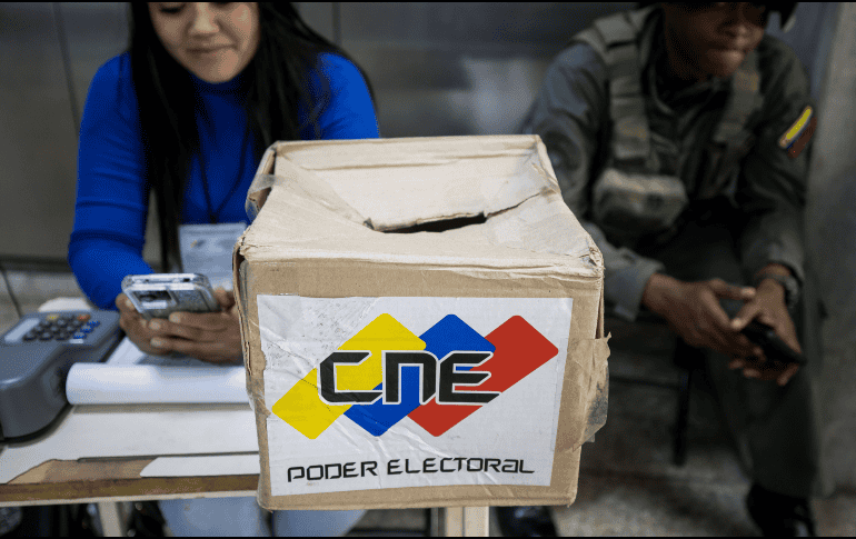 Personal del Consejo Nacional Electoral (CNE) participa en una jornada de información para las elecciones presidenciales de Venezuela. EFE / M. Gutierrez