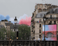 Las calles circundantes al río Sena se pintaron con los colores de la bandera de Francia. AFP