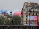 Las calles circundantes al río Sena se pintaron con los colores de la bandera de Francia. AFP