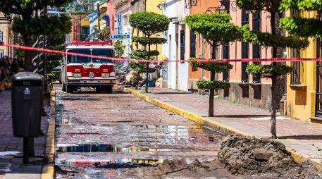 La tarde del hecho uno de los contenedores, con capacidad de 219 mil litros, salió disparado tras la explosión y cayó en un edificio de la Zona Centro de Tequila. EL INFORMADOR/A.NAVARRO