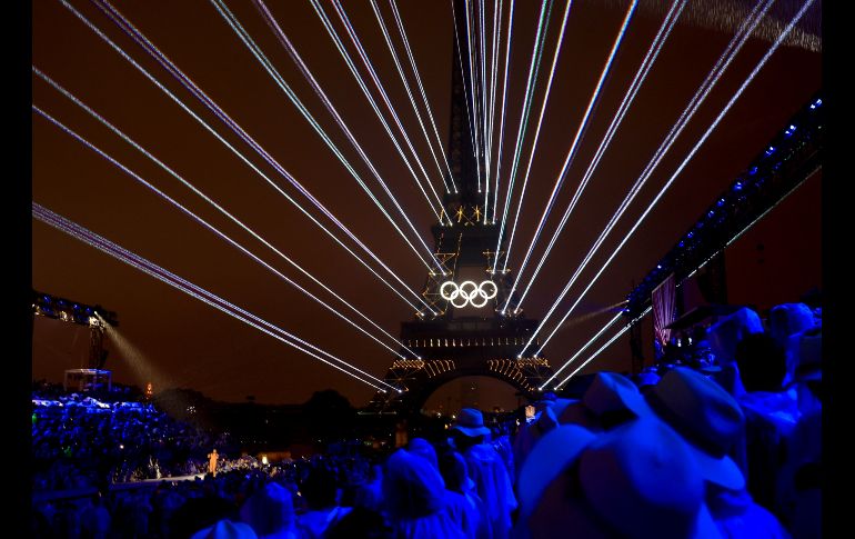 Los organizadores también destacaron el legado cultural y arquitectónico de la ciudad, integrando monumentos históricos como la Torre Eiffel y el Louvre en el espectáculo, subrayando la belleza y la riqueza de París como una ciudad global. EFE / M. Divisek