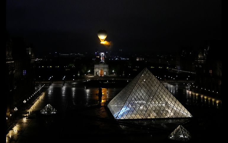 Los organizadores también destacaron el legado cultural y arquitectónico de la ciudad, integrando monumentos históricos como la Torre Eiffel y el Louvre en el espectáculo, subrayando la belleza y la riqueza de París como una ciudad global. AP / Ricardo Mazal�n