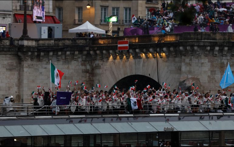 El momento se volvió aún más especial cuando, en medio del desfile, los atletas se unieron en un canto vibrante de 