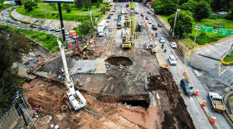 Un segundo socavón se formó en la avenida López Mateos, casi en su cruce con Periférico Sur, a unos cuantos pasos del primer bache que se generó la madrugada del jueves. EL INFORMADOR / A. Navarro