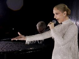 En esta imagen publicada por Olympic Broadcasting Services, la cantante canadiense Celine Dion actuando en la Torre Eiffel durante la ceremonia de apertura de los Juegos Olímpicos de Verano de 2024 en París, Francia. AP.