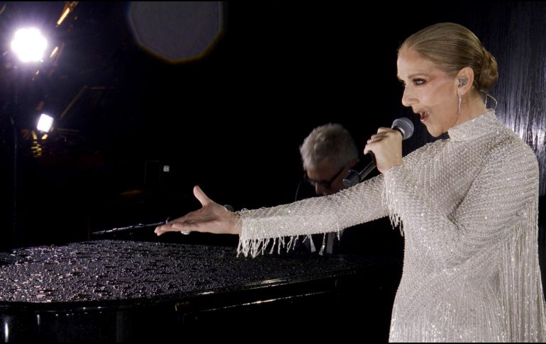 En esta imagen publicada por Olympic Broadcasting Services, la cantante canadiense Celine Dion actuando en la Torre Eiffel durante la ceremonia de apertura de los Juegos Olímpicos de Verano de 2024 en París, Francia. AP.