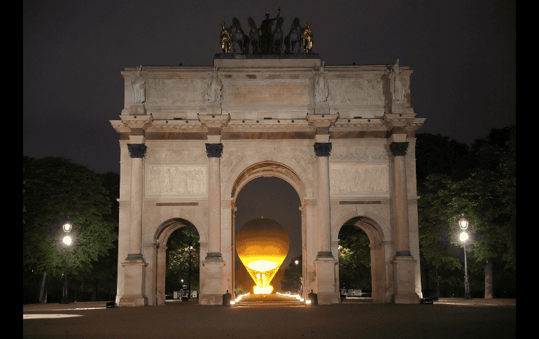 El pebetero, con la llama olímpica encendida, es elevado atado a un globo cerca del Arco del Triunfo del Carrusel durante la ceremonia de inauguración de los Juegos Olímpicos de París 2024. Xinhua/Xue Yuge