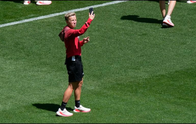 Beverly Priestman se toma una foto en el Estadio Geoffroy-Guichard antes de los Juegos Olímpicos, ella es una de las entrenadoras sancionadas. AP / Silvia Izquierdo